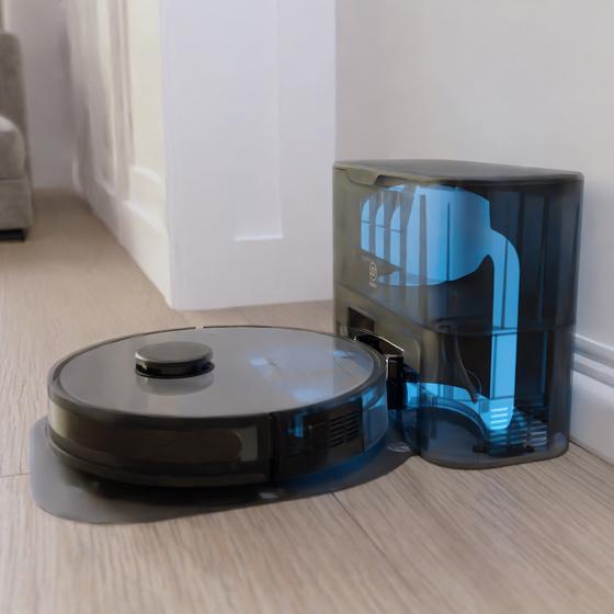 Sinji robot vacuum cleaner Pro attached to station