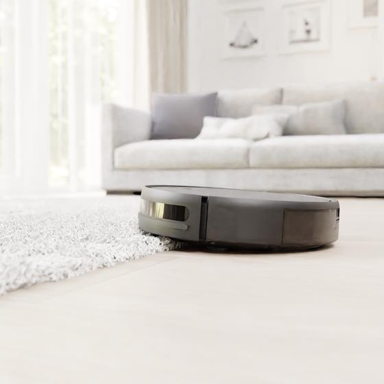 Sinji smart robot vacuum cleaner Gyro - in use in living room with rug