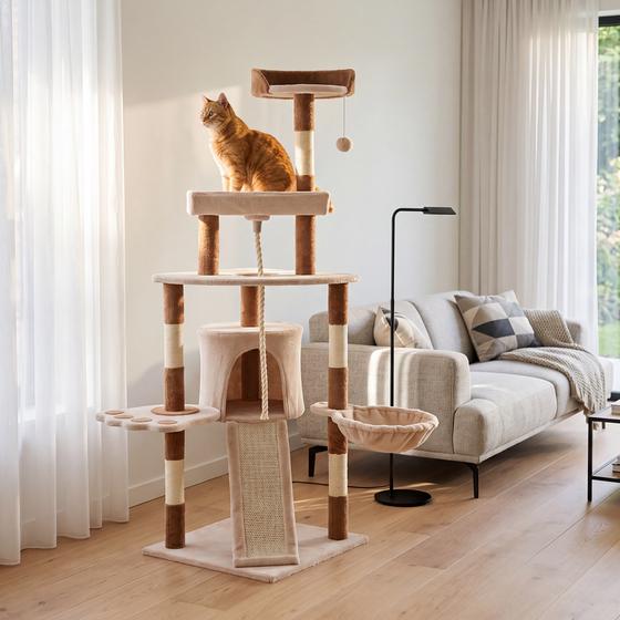 Krabpaal voor katten met sisal - in de woonkamer 