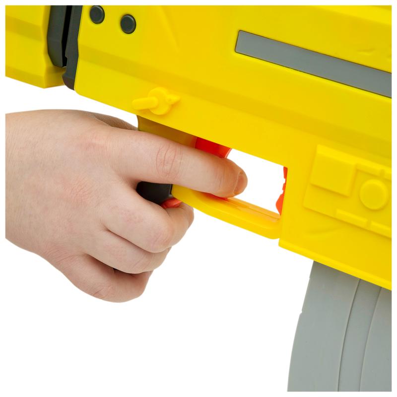 Blaster NERF Fortnite AR-L finger on trigger