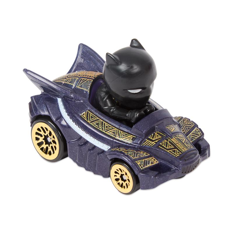 Black Panther dans sa petite voiture