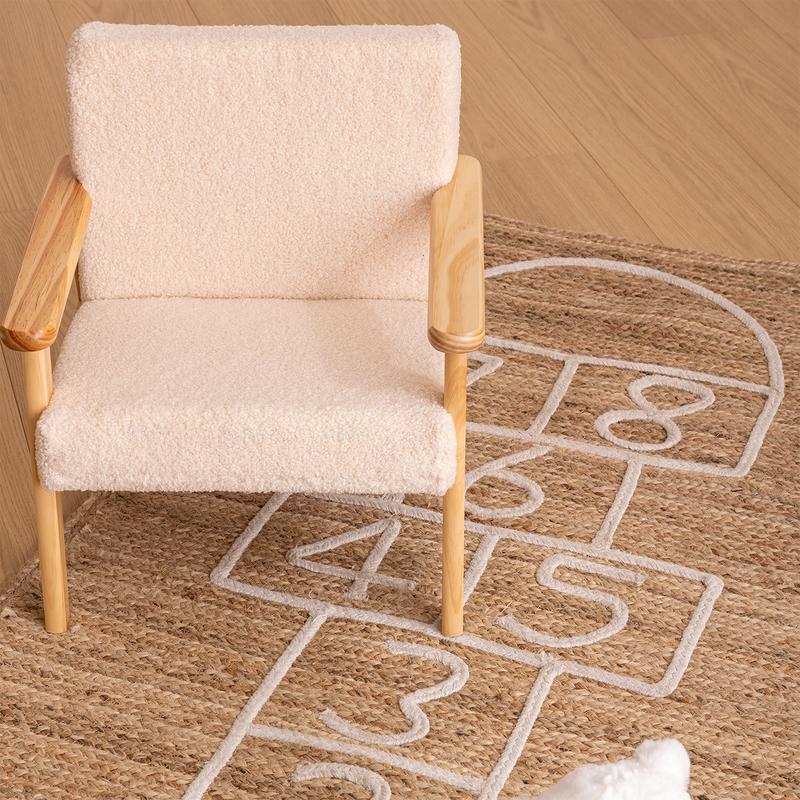 Teddy kids' chair with armrests - lifestyle image