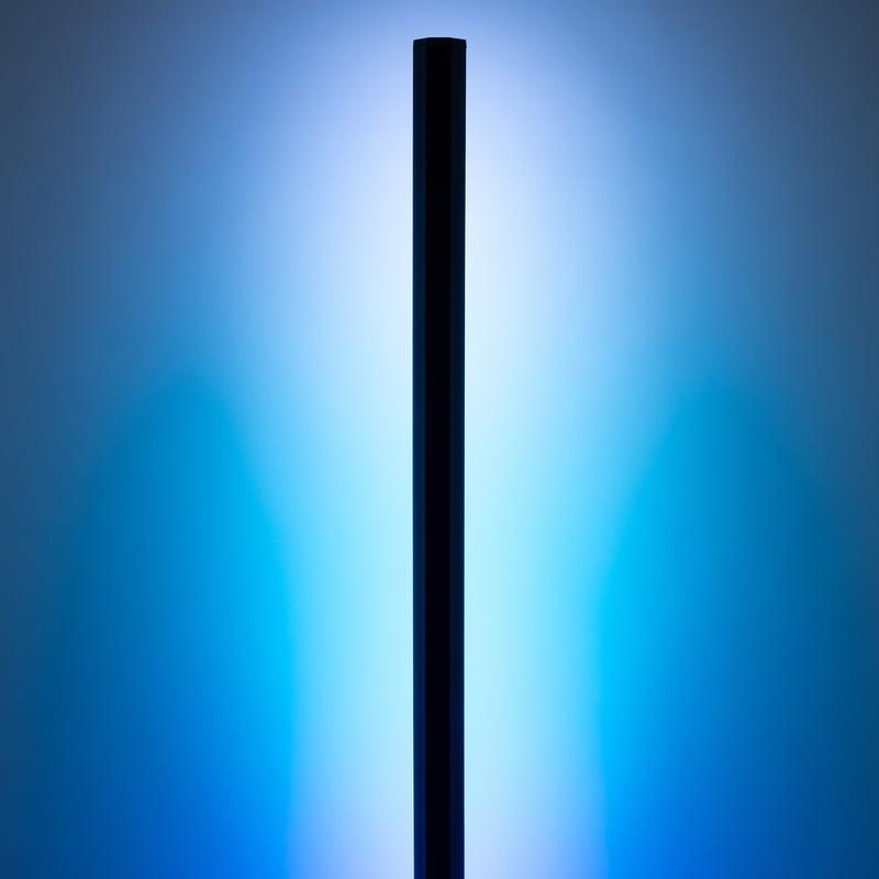 LED multicolour vloerlamp aan blauw