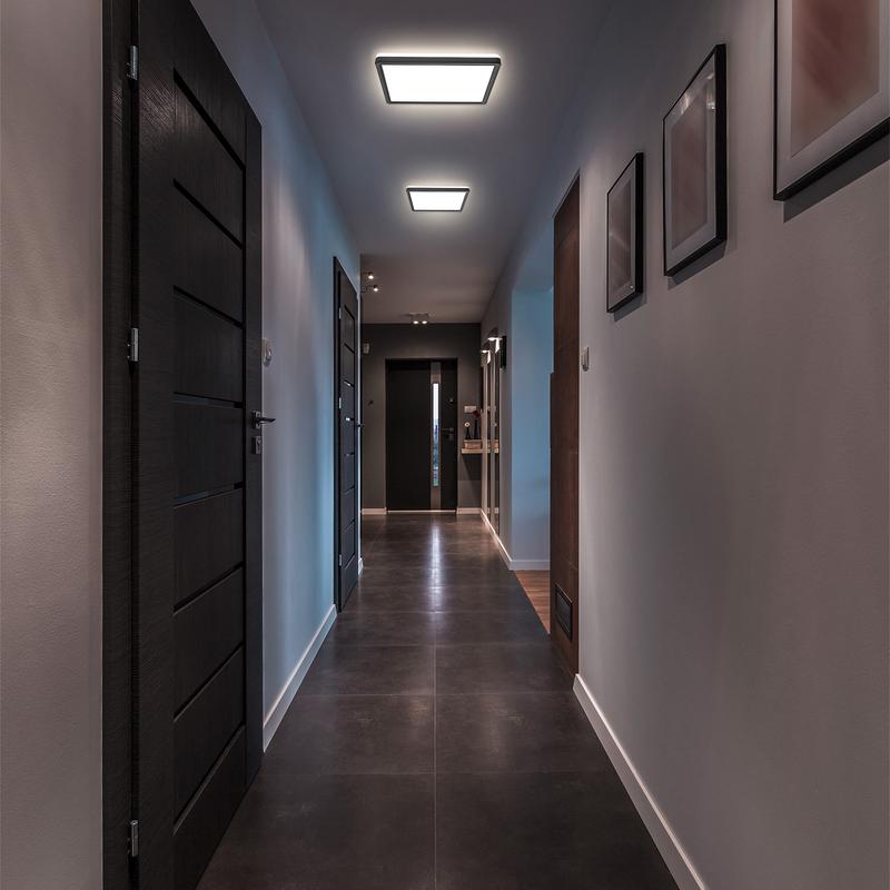 Panneau LED dans un couloir