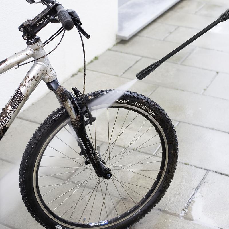 Nettoyeur à haute pression Kärcher nettoyant un vélo