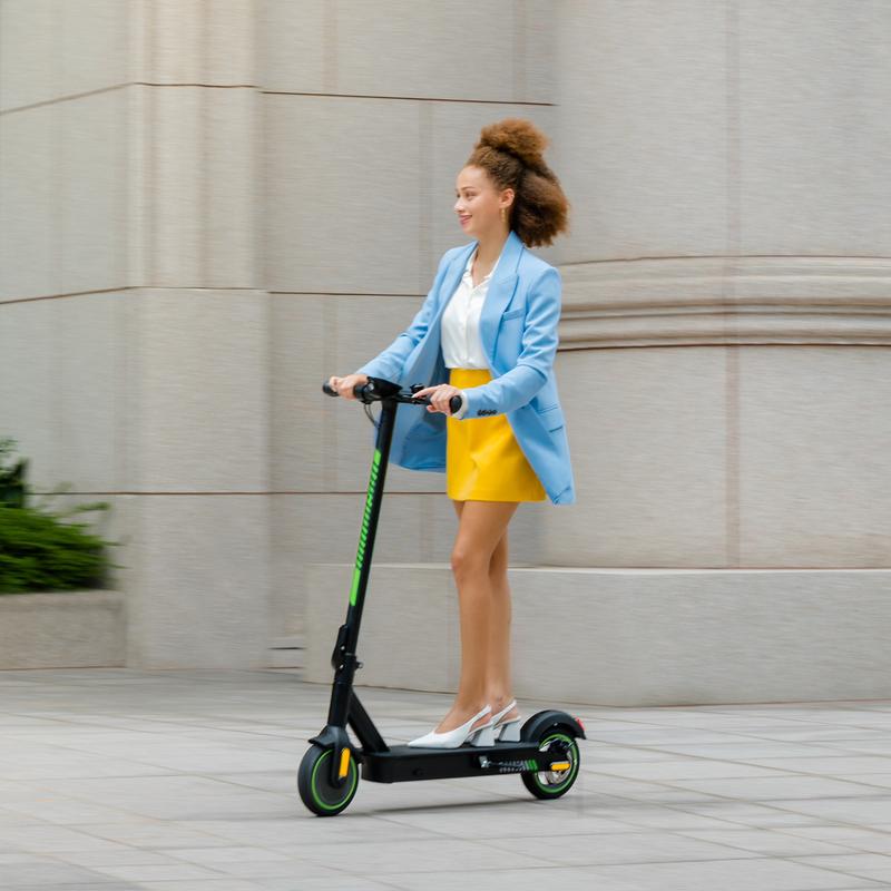 Vrouw die rijd op de Acer Electrical Scooter 3 Black