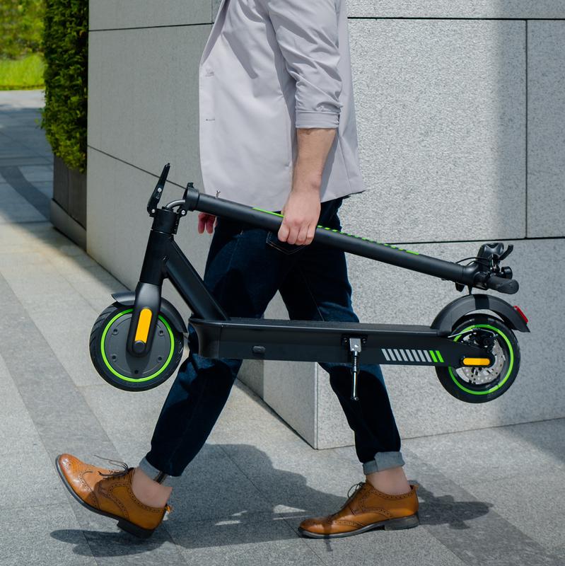 Homme marchant avec la trottinette électrique Acer repliée