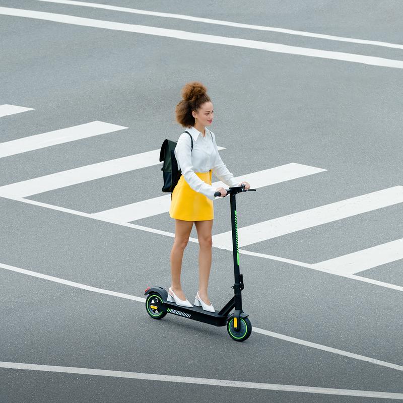 Vrouw op de scooter