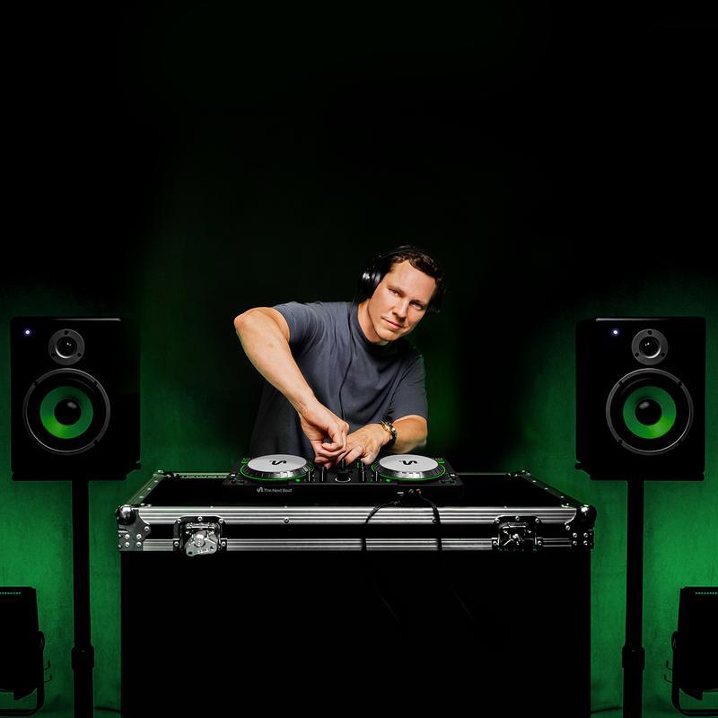 DJ Tiësto die de The Next Beat by Tiësto DJ set gebruikt