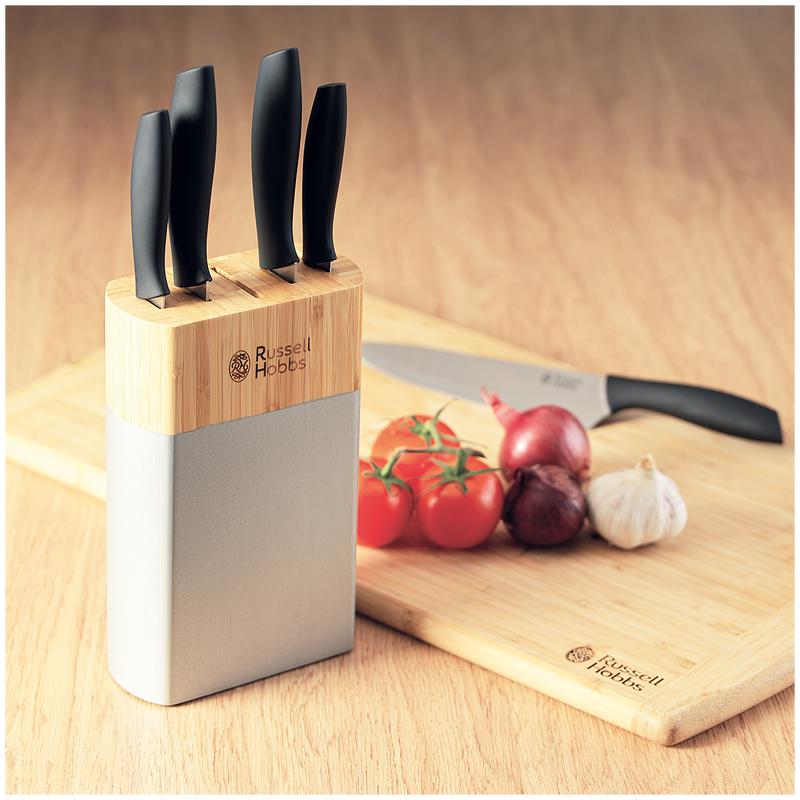 Bloc de couteaux Russell Hobbs 8 on the cutting board