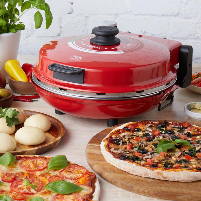 Petra elektrische pizzaoven in de keuken met pizza's