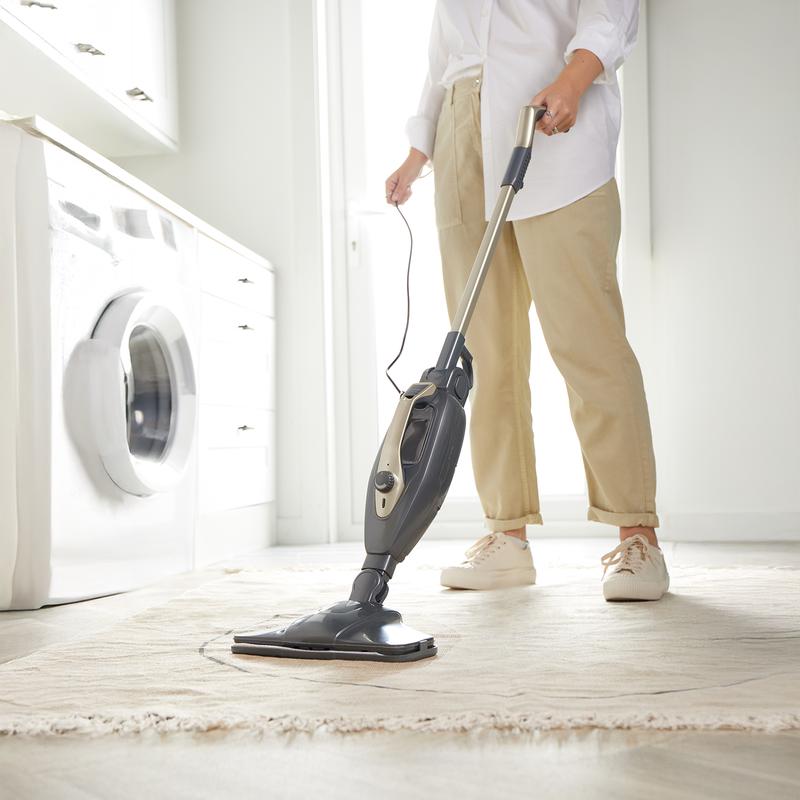 Steam cleaner 14-in-1 - cleaning carpet