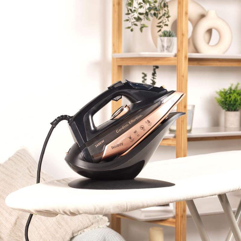 Beldray Cordless Iron 2600W met standaard op strijkijzer