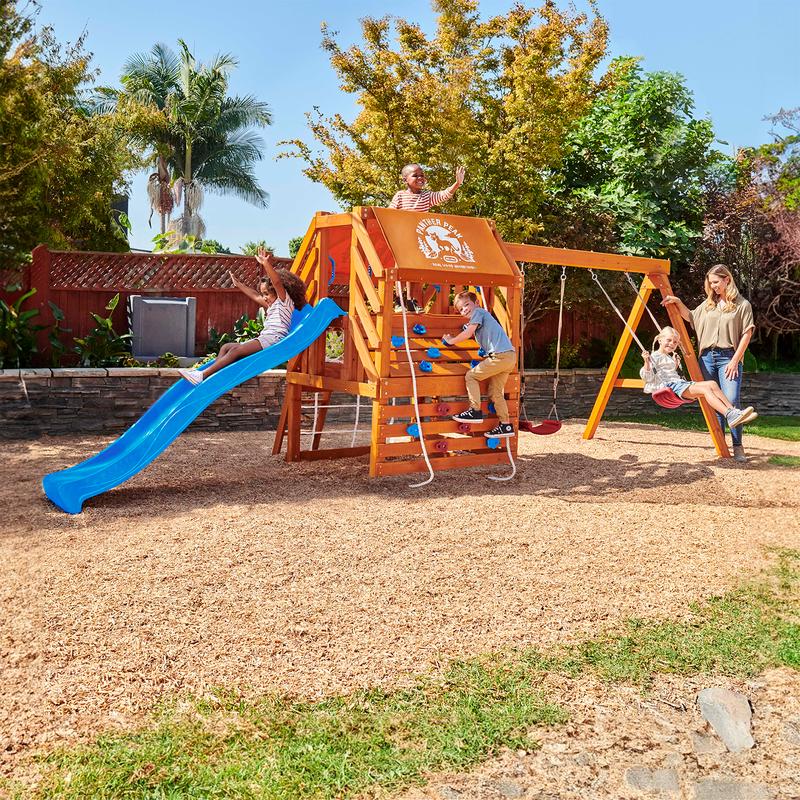 Enfants jouant sur le module de jeux extérieur en bois