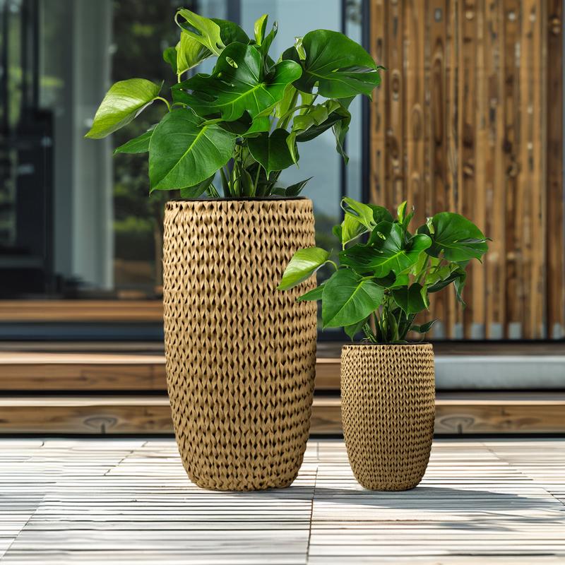 Set of 2 plant pots - in the garden