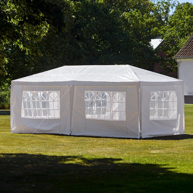 Tente de réception XL blanche avec fenêtres dans un jardin