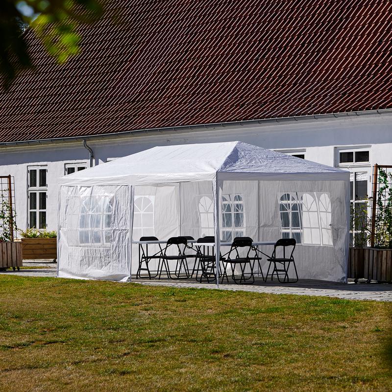 Partytent geopend in tuin