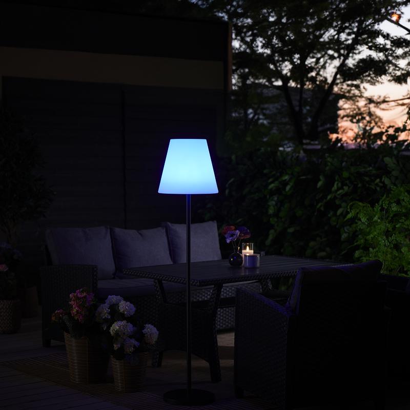 Lampadaire solaire LED bleu clair allumée dans le jardin