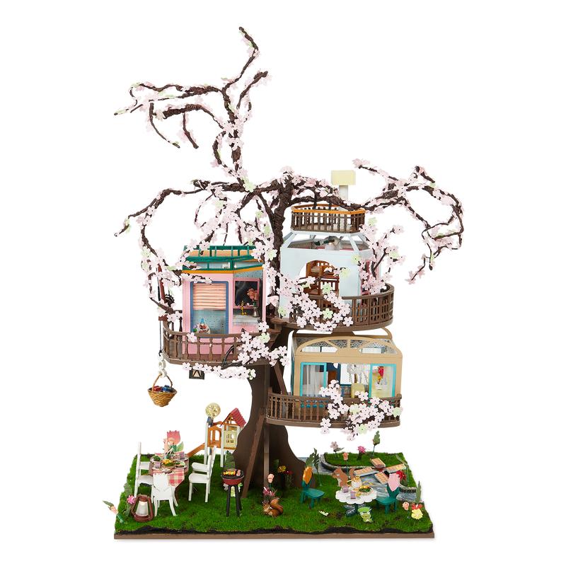 Maison miniature dans un cerisier en fleurs Crafts & Co