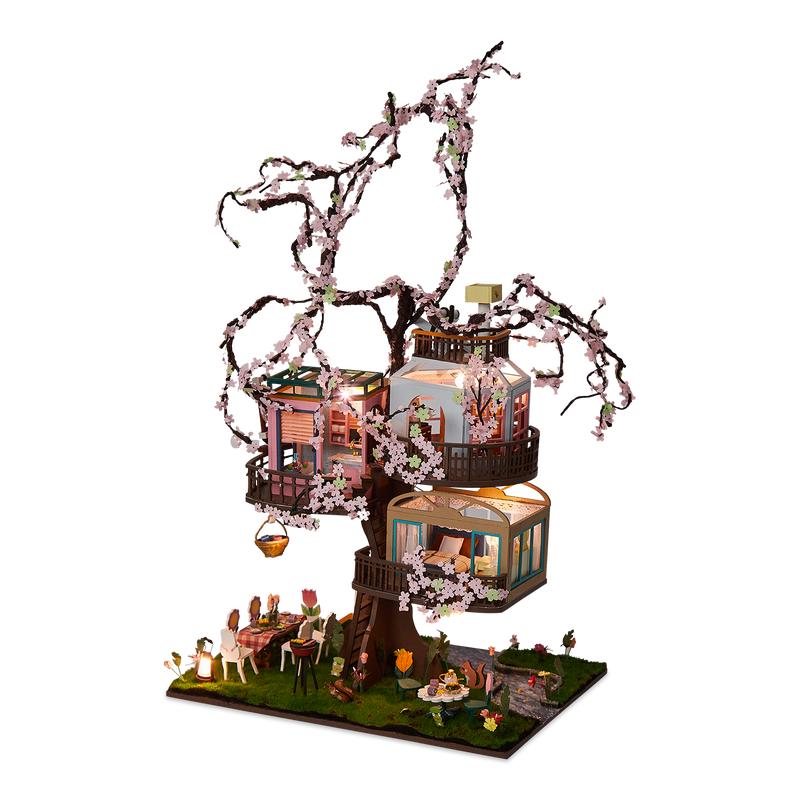 Crafts & Co miniatuur huisje Sakura boomhut schuinaanzicht met verlichting aan
