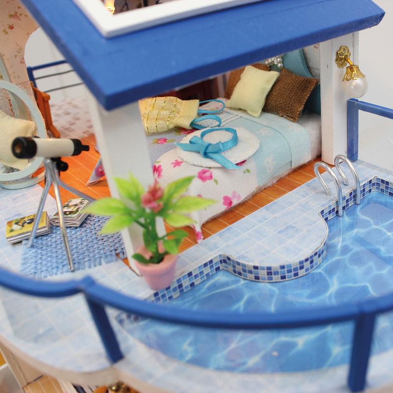 Détails de la maison miniature avec piscine