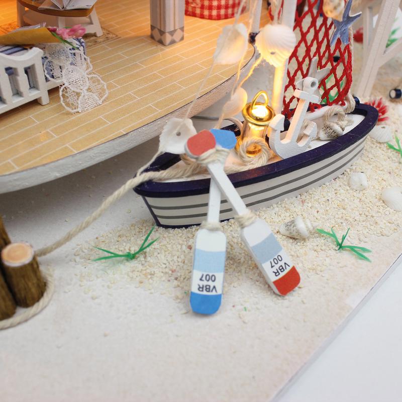 Détails de la maison miniature avec bateau