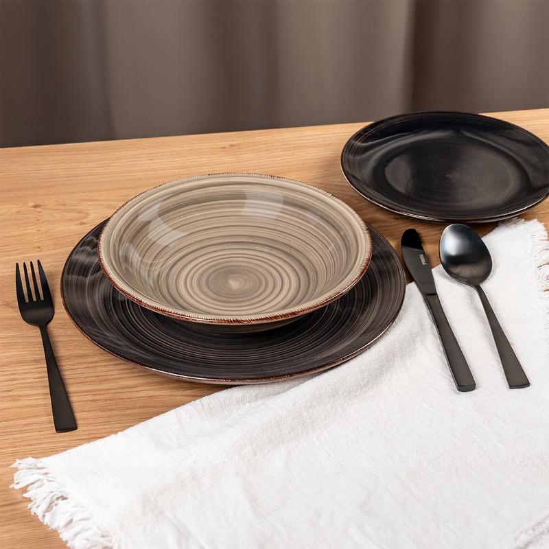 Fourchette, couteau et cuillère posés à côté d'assiettes