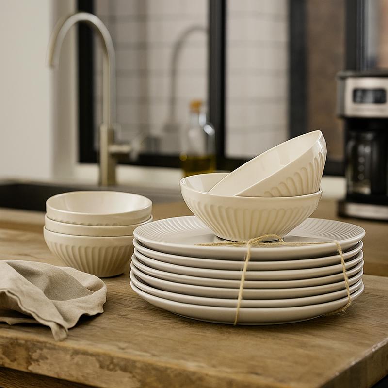 Shiny dinner set – beige – mood picture