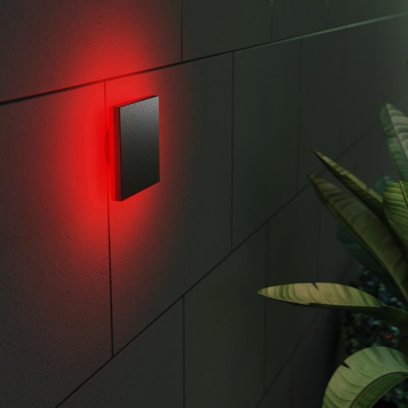 LSC Smart Connect buiten wandlamp aan de muur met rood licht