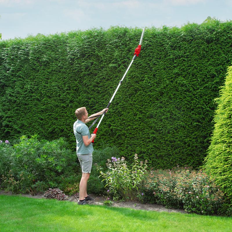 Trim hedges with the Ferm AX-Power telescopic hedge trimmer