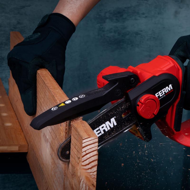 Ferm AX-Power cordless chainsaw saws through a plank