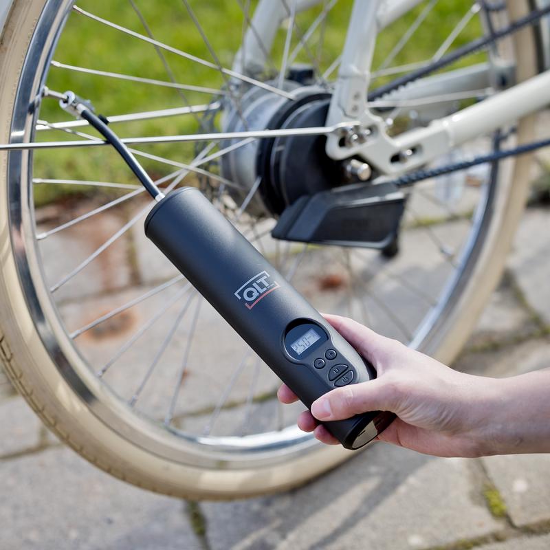 Inflating a bicycle tyre with the cordless air compressor