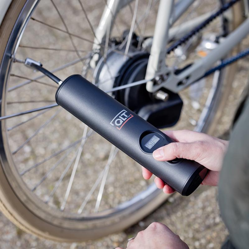 Inflating a bicycle tyre with the cordless air compressor - close-up