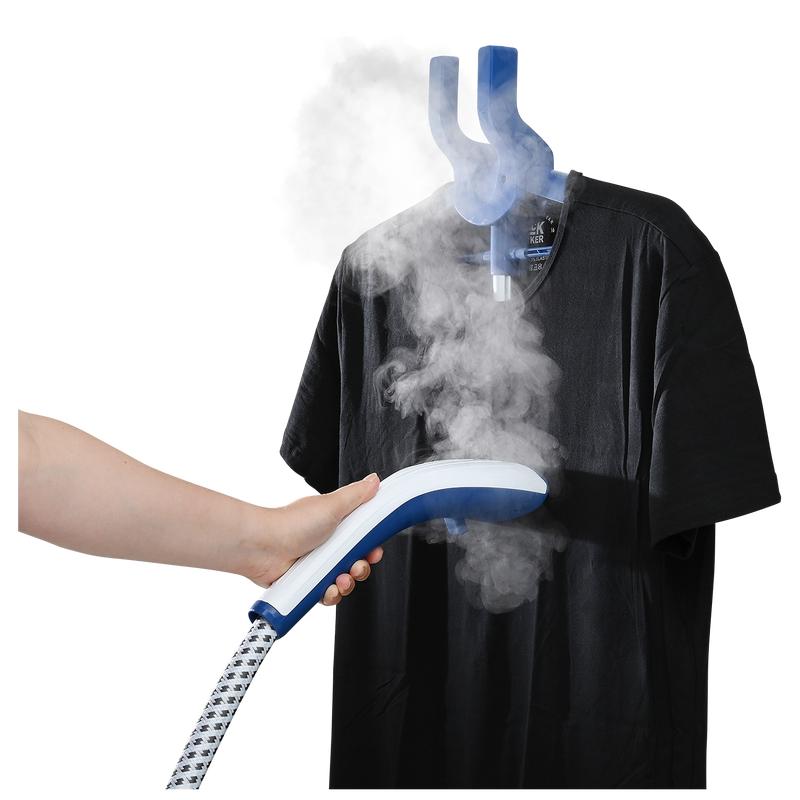 Kleding- en textiel stoomreiniger word gebruikt voor een t-shirt