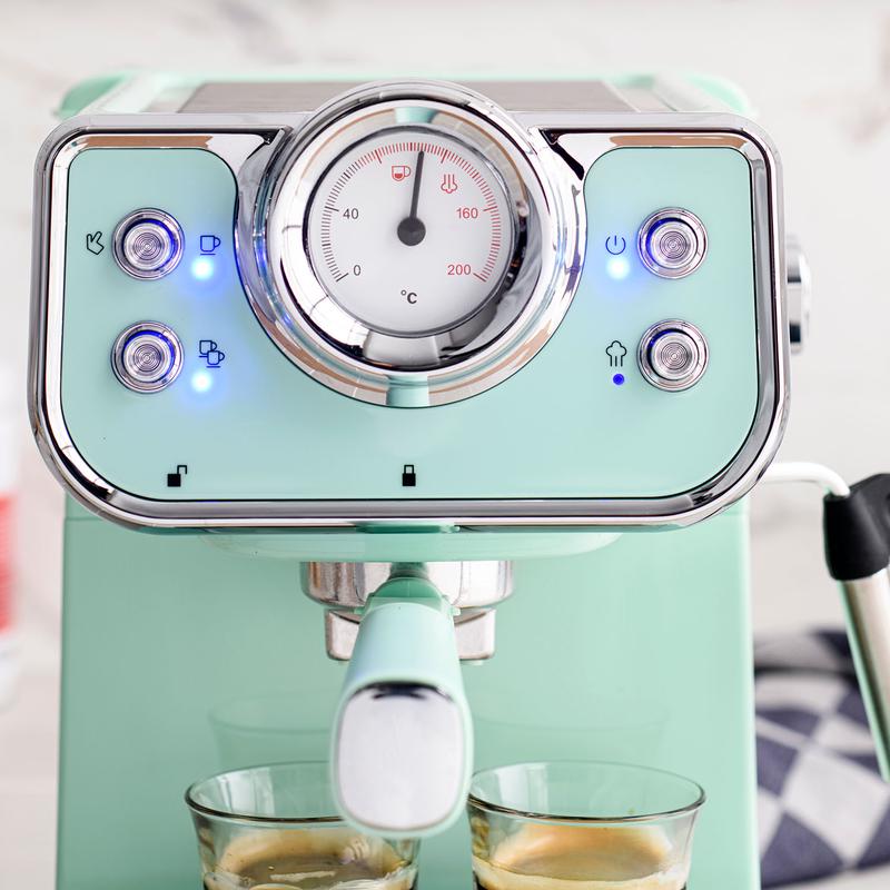 Espressomachine met retrolook knoppen aan