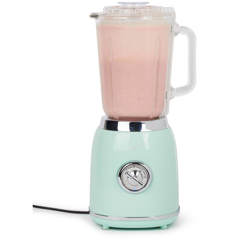 Blender with retro look - making smoothies