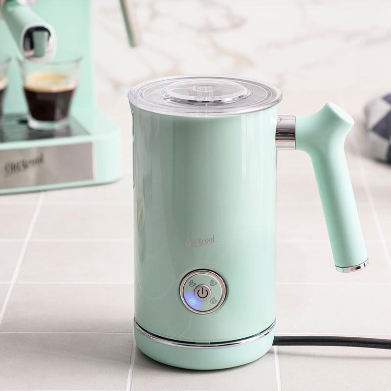 Milk frother with retro look - in kitchen