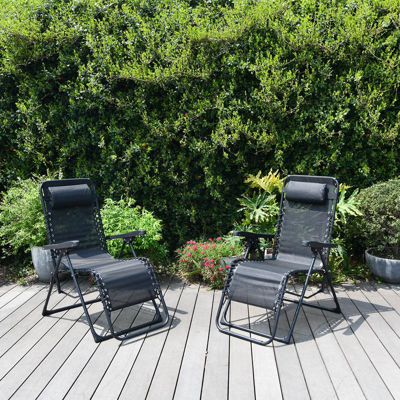 de stoelen set in een tuin
