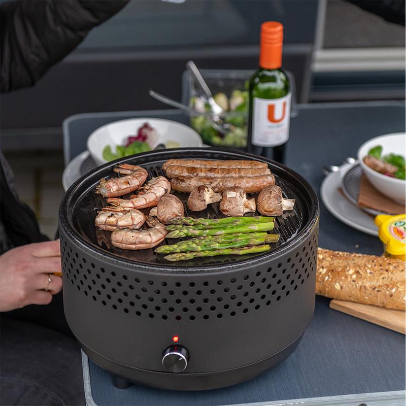 SUMM Portable Barbecue Easy-Go buiten op tafel