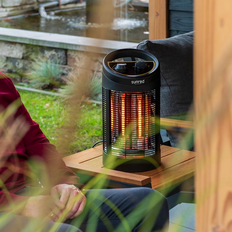 Chauffage de terrasse Sunred Geo allumé sur une terrasse