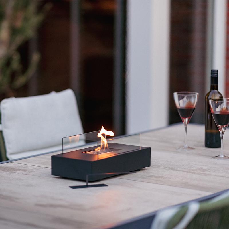 RedFire Bio Ethanol Fireplace Elv op tafel met glazen wijn