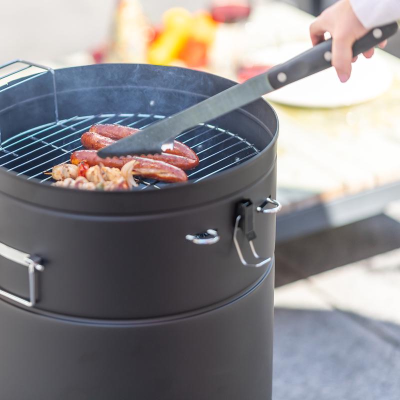 2-in-1 barbecue & fire pit - barbecuing meat