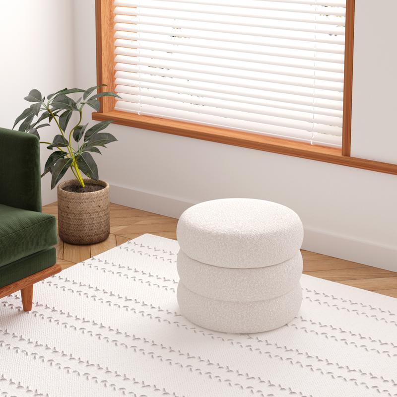 Pouf de rangement teddy blanc dans un salon