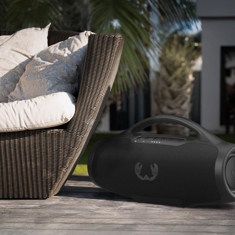 Fresh 'n Rebel wireless XXL speaker - in the garden