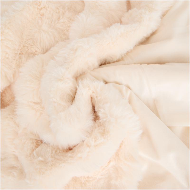 Pompom Fur throw with cushions – cream white – fabric detail