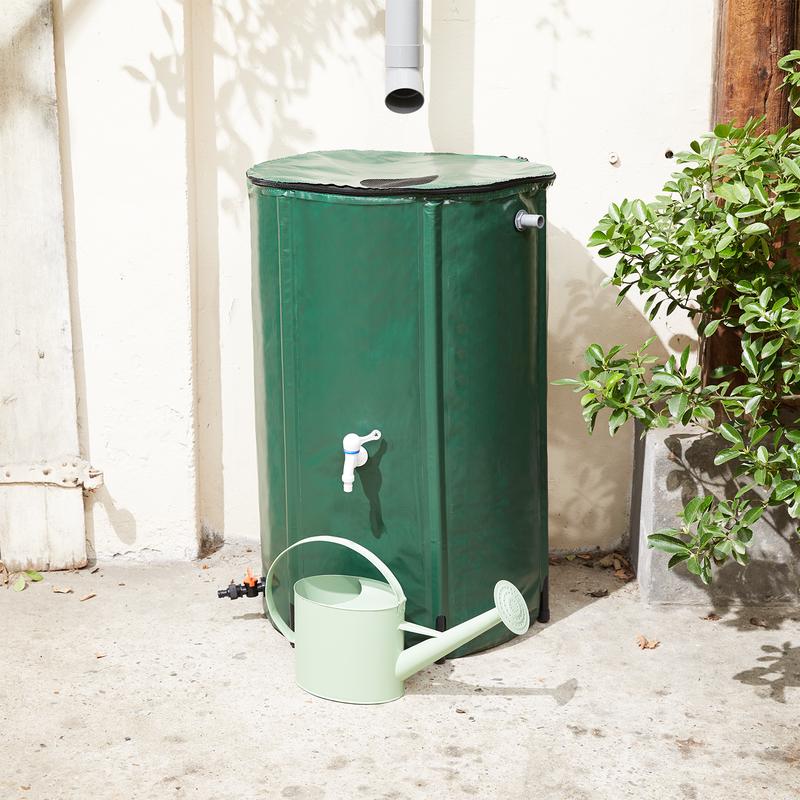Récupérateur d'eau de pluie dans le jardin