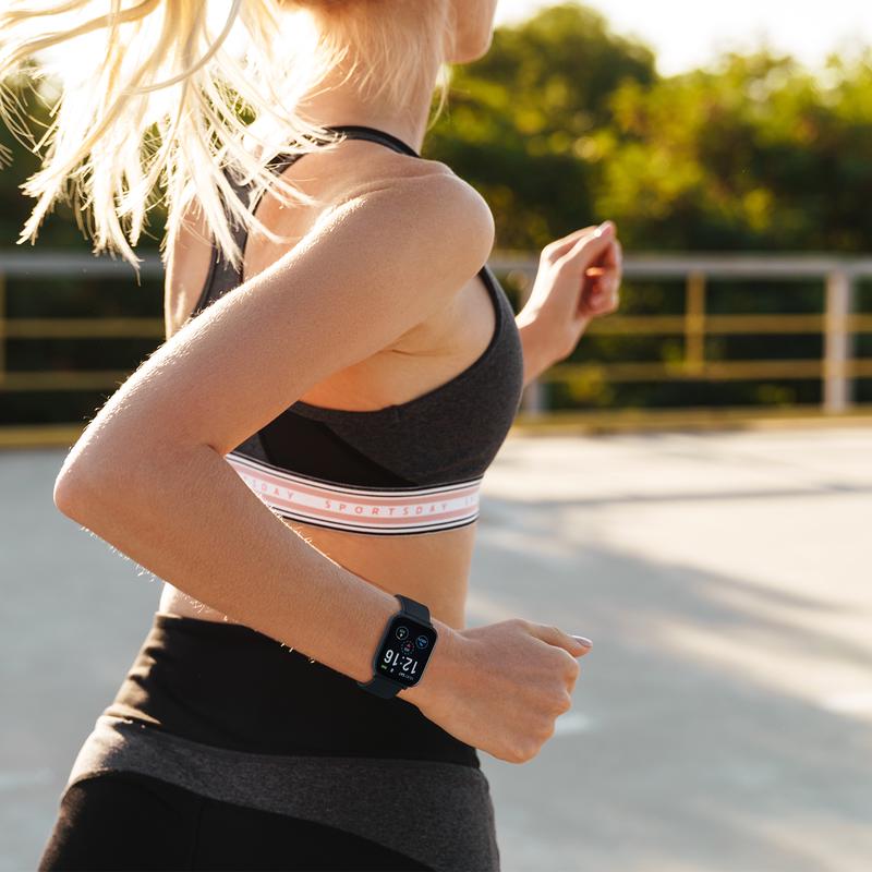 Zwarte smartwatch in gebruik tijdens sporten