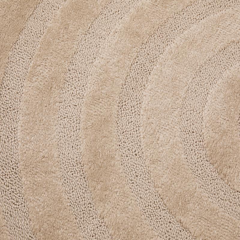 Motif du tapis taupe antidérapant vu de près