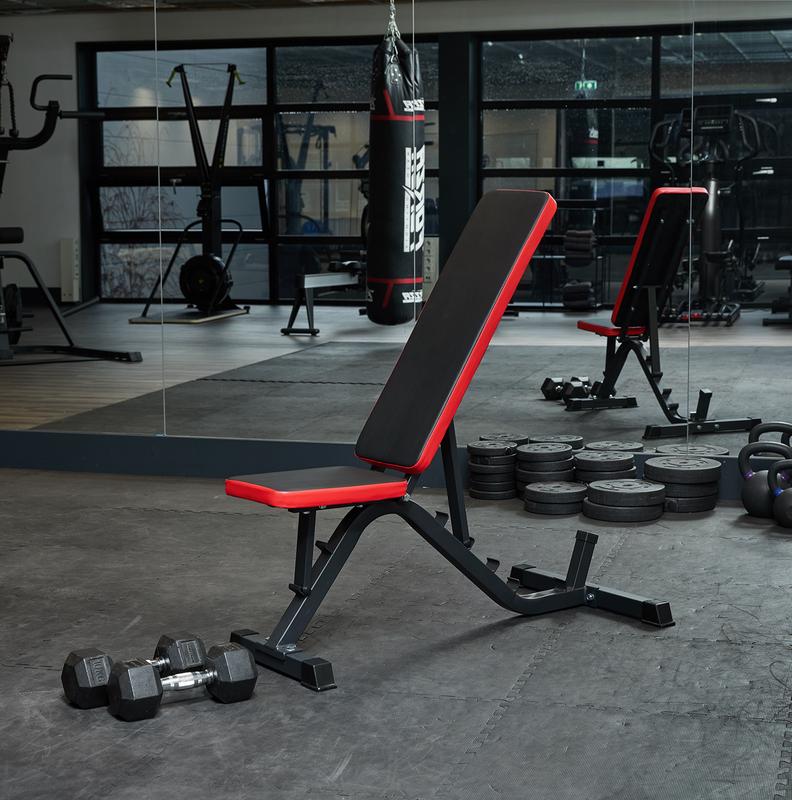 Banc de musculation polyvalent dans une salle de sport