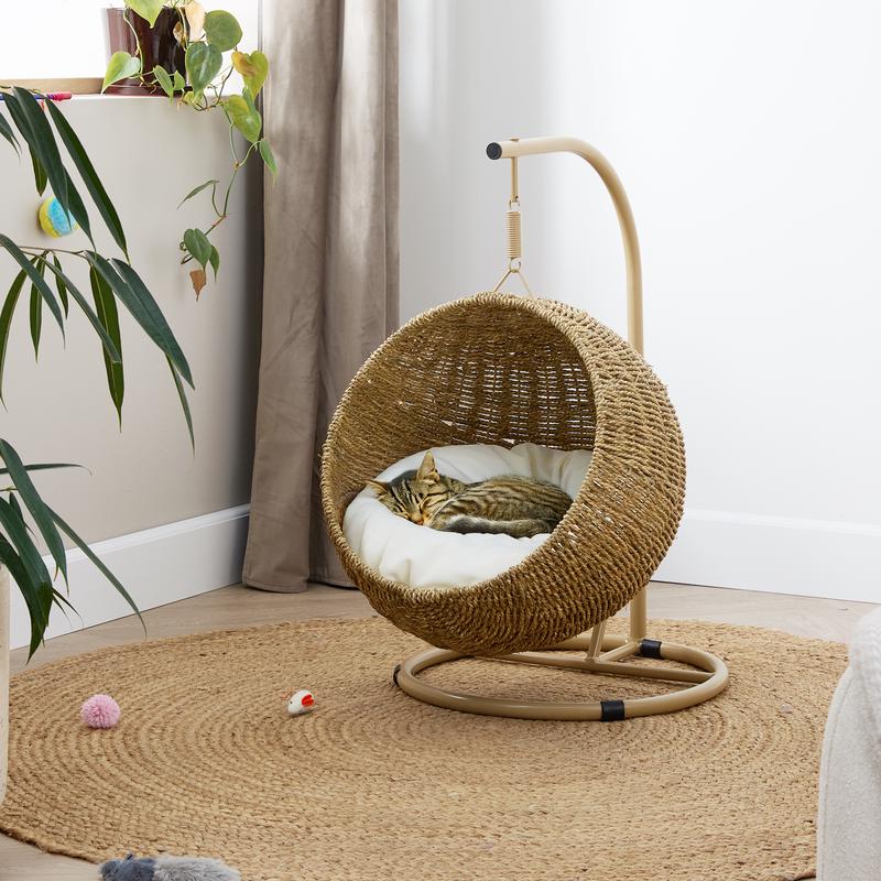 Hanging chair for cats – natural / white - in use
